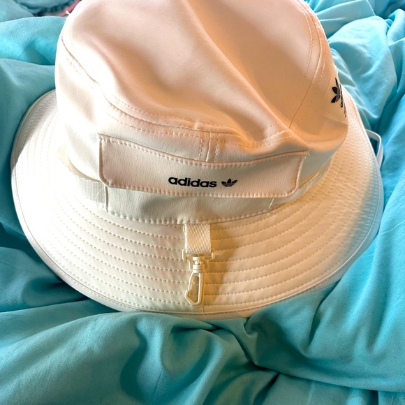 Adidas Hat 🖤🤍 NEVER WORN 🤍🖤 PERFECT CONDITION - Picture 2 of 3